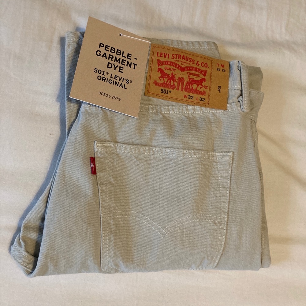 Kakhi Levi’s jeans